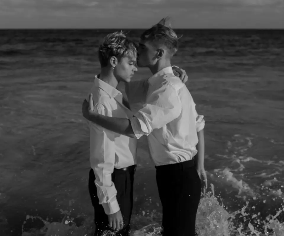 Rencontre Arc-en-ciel - couple d'hommes scène romantique en bord de mer